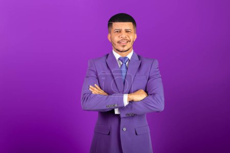 Photo for Brazilian black man, dressed in a suit and purple tie. violet, business man. With arms crossed optimistic and confident - Royalty Free Image