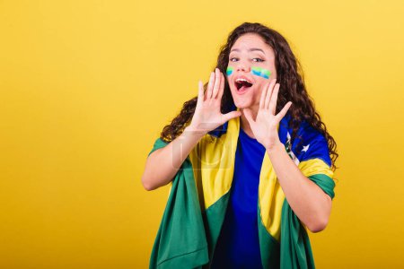 Téléchargez les photos : Femme fan de football, fan de brésil, coupe du monde, objectif criant, offre criante, promotion, photo pour la publicité. - en image libre de droit