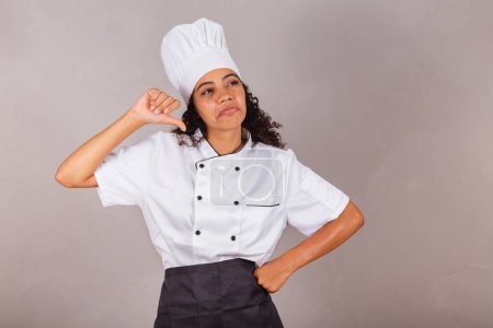 Foto de Joven mujer brasileña negro, cocinero, masterchef. signo de aversión, pulgares hacia abajo, desaprobación - Imagen libre de derechos