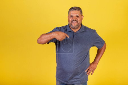 Téléchargez les photos : Brésilien noir, adulte souriant, se montrant du doigt, se choisissant lui-même. - en image libre de droit