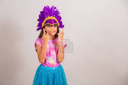 Foto de Hermosa chica brasileña, niña, vestida para el carnaval en Brasil. animando duro, deseando, signo de la suerte. - Imagen libre de derechos