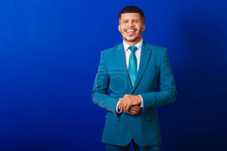 Photo for Brazilian black man, dressed in a suit and blue tie. business man. arms crossed, smiling face - Royalty Free Image