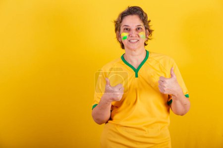 Foto de Mujer adulta adulta, fanático del fútbol brasileño, como, positivo, afirmativo. - Imagen libre de derechos