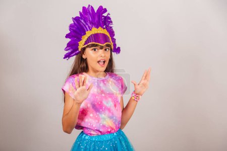 Téléchargez les photos : Belle fille brésilienne, enfant, habillée pour le carnaval au Brésil. incroyable, incroyable. - en image libre de droit