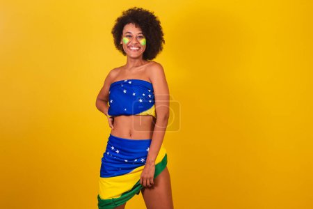 Foto de Joven mujer negra aficionada al fútbol brasileño. en pose de foto - Imagen libre de derechos