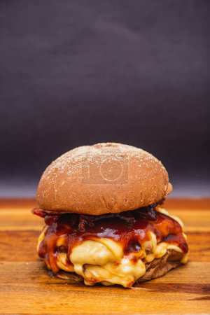 Foto de Deliciosa hamburguesa doble de ternera con queso mozzarella y salsa barbacoa. Pan australiano - Imagen libre de derechos