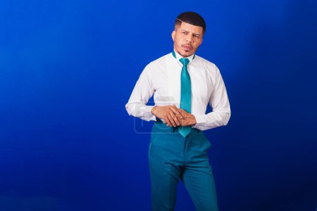 Foto de Hombre negro brasileño, vestido con ropa de negocios y corbata azul. hombre de negocios. Posando para una foto de medio cuerpo - Imagen libre de derechos