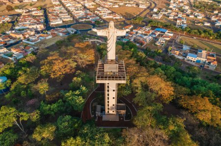 Foto de Sertaozinho, So Paulo / Brazil - Circa junio 2022: Imagen aérea de la ciudad de Sertaozinho, SP.Monumento a Cristo Redentor de la ciudad, camino de la fe. - Imagen libre de derechos