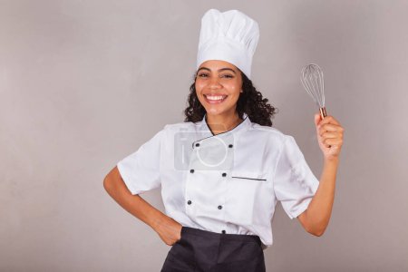 Foto de Joven mujer brasileña negro, cocinero, masterchef. holding ha, preparación de dulces. - Imagen libre de derechos