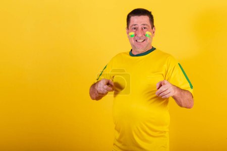Foto de Hombre adulto, aficionado al fútbol brasileño, apuntando a la cámara, eligiéndote. - Imagen libre de derechos