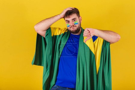 Foto de Brasileño caucásico hombre, brasileño fanático del fútbol, pulgar hacia abajo, desaprobación, disgusto, malo - Imagen libre de derechos