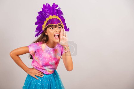 Téléchargez les photos : Belle fille brésilienne, enfant, habillée pour le carnaval au Brésil. crier, promotion publicitaire. - en image libre de droit