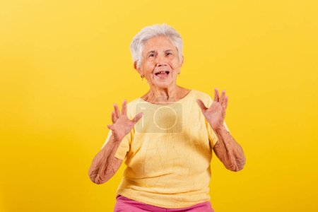 Foto de Anciana sonriendo emocionada, celebrando y festejando. Muy feliz.. - Imagen libre de derechos
