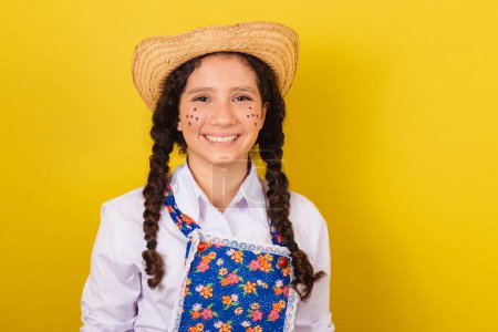 Foto de Chica vestida con ropa típica para Festa Junina. foto de cerca, sonriente y feliz. Para el Festival do Arraia - Imagen libre de derechos