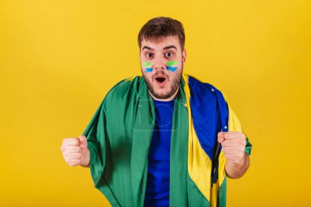 Foto de Hombre caucásico brasileño, fanático del fútbol de Brasil, gritando gol, celebrando punto de equipo en el campeonato. - Imagen libre de derechos
