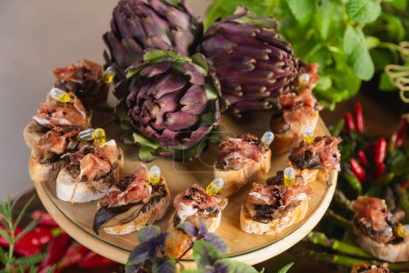 Foto de Comidas buffet gourmet. tostadas con lomo de jamón ahumado empapado en aceite de oliva. charcutería - Imagen libre de derechos
