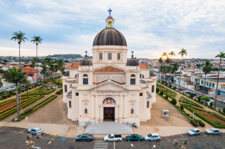 Téléchargez les photos : Batatais, So Paulo, Brésil - Vers juin 2022 : Image aérienne de la ville de Batatais, Eglise paroissiale de la ville. - en image libre de droit