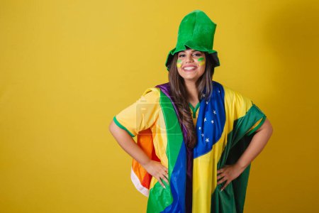 Foto de Mujer partidaria de Brasil, copa del mundo 2022, con bandera de colores, lgbt, diversidad, sexualidad. - Imagen libre de derechos