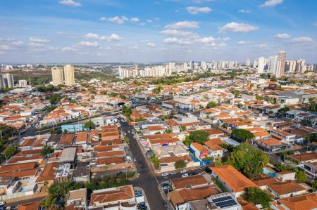 Foto de Ribeiro Preto, So Paulo, Brasil - Circa Junio 2022: Imagen aérea de la ciudad de Ribeirao Preto. - Imagen libre de derechos