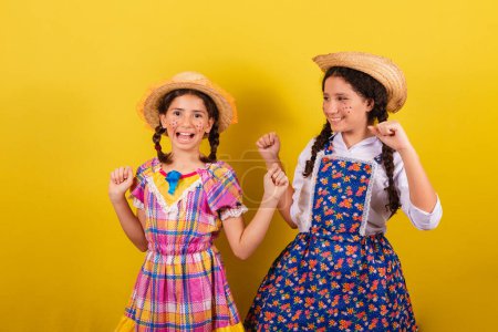 Foto de Hermanas y amigos, vistiendo ropa típica de la Festa Junina. Bailar, divertirse, jugar. - Imagen libre de derechos