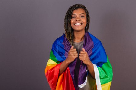 Foto de Joven mujer afrobrasileña, vestida de LGBT, LGBTQ, militancia, bandera bisexual. diversidad. Lesbianas. - Imagen libre de derechos