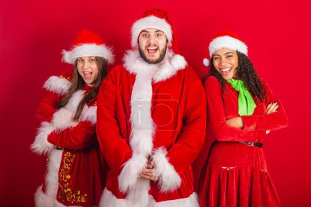 Téléchargez les photos : Amis brésiliens, avec des vêtements de Noël, Santa Claus. posant pour la photo. - en image libre de droit