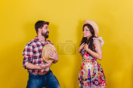 Téléchargez les photos : Beau couple vêtu de vêtements typiques pour une Festa Junina. Arraia de Sao Joao. Inviter à danser. - en image libre de droit