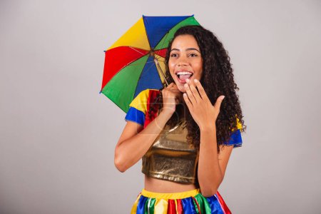Téléchargez les photos : Belle femme brésilienne noire, avec tenue frevo et parapluie, carnaval. wow, incroyable. - en image libre de droit