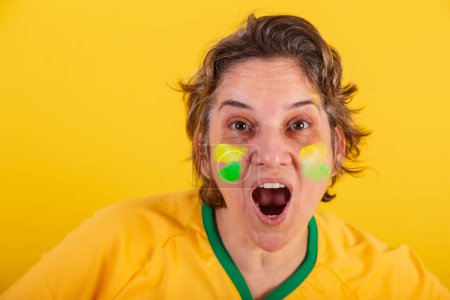 Téléchargez les photos : Adulte femme adulte, fan de soccer brésilien, photo rapprochée, expression. acclamations. - en image libre de droit