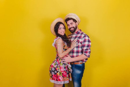 Schönes Paar in typischer Kleidung für eine Festa Junina. Arraia de Sao Joao. Eng beieinander, romantisches Konzept.