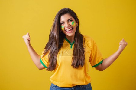 Téléchargez les photos : Brésil femme supporter, Coupe du monde 2022, championnat de football, Victoire par équipe vibrante - en image libre de droit