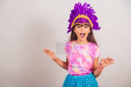 Téléchargez les photos : Belle fille brésilienne, enfant, habillée pour le carnaval au Brésil. incroyable, incroyable. - en image libre de droit