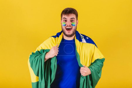 Foto de Hombre caucásico, aficionado al fútbol brasileño, victoria del campeonato vibrante. - Imagen libre de derechos