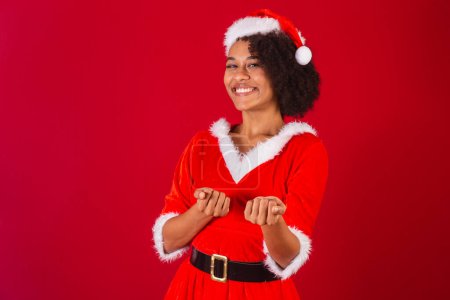 Photo for Beautiful black brazilian woman, dressed as santa claus, mama claus, calling with her hands, inviting. - Royalty Free Image