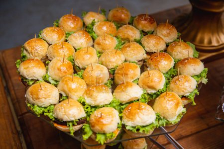 Foto de Snacks para eventos, deliciosa comida para eventos. mini snacks, hamburguesas - Imagen libre de derechos