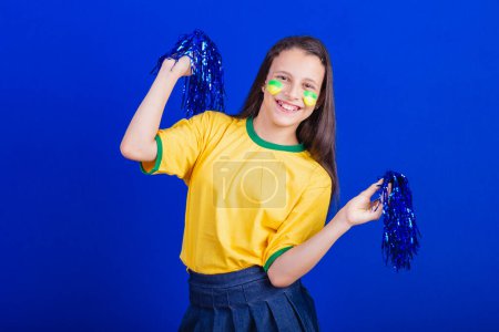Téléchargez les photos : Jeune fille, fan de football du Brésil. tenant pompon pom girl - en image libre de droit