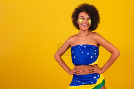 Téléchargez les photos : Jeune femme noire fan de football brésilien. gros plan photo - en image libre de droit