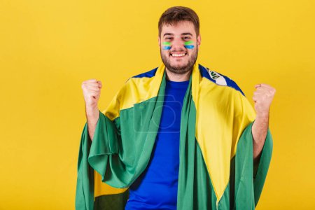 Téléchargez les photos : Homme caucasien, fan de football brésilien, vibrant, extrêmement heureux et joyeux. faisant confiance. - en image libre de droit