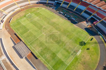 Foto de Ribeiro Preto, So Paulo / Brasil - Circa junio 2022: Vista aérea del campo de fútbol del edificio y del estadio de Santa Cruz Botafogo. - Imagen libre de derechos