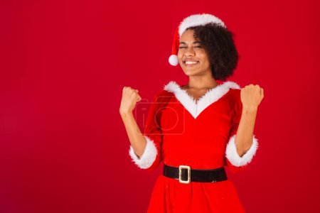 Téléchargez les photos : Belle femme brésilienne noire, habillée en Père Noël, Maman Noël, célébrer, acclamer. - en image libre de droit