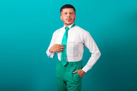 Foto de Hombre negro brasileño, vestido con camisa blanca, corbata verde, hombre de negocios. posando para la foto. - Imagen libre de derechos