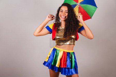 Téléchargez les photos : Belle femme brésilienne noire, avec tenue frevo et parapluie, carnaval. Danse frevo, danse typique du carnaval brésilien. - en image libre de droit