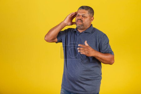 Téléchargez les photos : Homme noir brésilien, adulte avec maux de tête, migraine - en image libre de droit