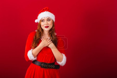 Foto de Hermosa brasileña pelirroja, vestida con ropa de Navidad, Santa Claus. mirando la foto, esperanzado y lindo. - Imagen libre de derechos