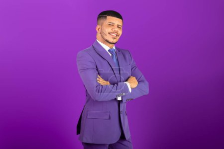 Foto de Hombre negro brasileño, vestido con traje y corbata púrpura. Violet, hombre de negocios. Con los brazos cruzados optimista y seguro - Imagen libre de derechos
