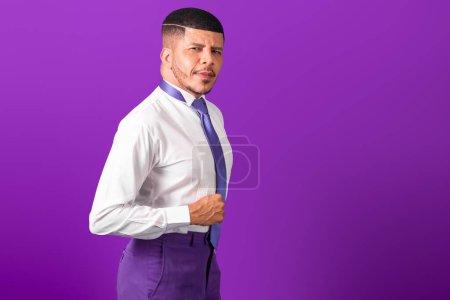 Foto de Hombre negro brasileño, vestido con ropa de negocios y corbata violeta. hombre de negocios púrpura. - Imagen libre de derechos