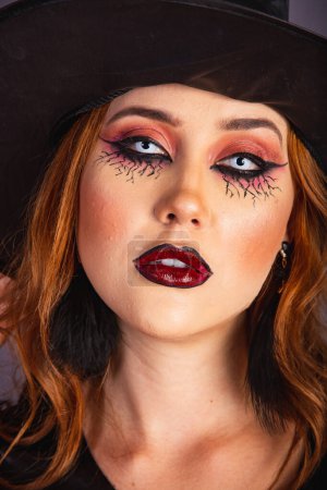 Foto de Ensayo de Halloween, mujer caucásica con disfraz de bruja. retrato de primer plano para mostrar el maquillaje. - Imagen libre de derechos