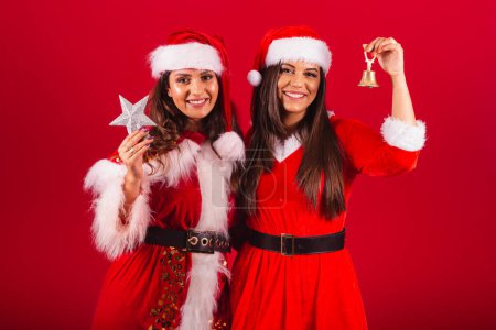 Foto de Amigas brasileñas, vestidas con ropa de Navidad, Santa Claus. celebración de decoraciones navideñas. - Imagen libre de derechos