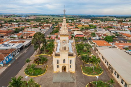 Foto de Brodowski, So Paulo, Brasil - Circa junio 2022: Imagen aérea de la ciudad de Brodowski, iglesia madre. - Imagen libre de derechos