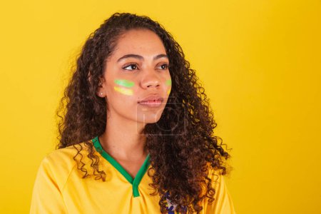Foto de Joven brasileña negra, fanática del fútbol. foto de cerca, serio. - Imagen libre de derechos